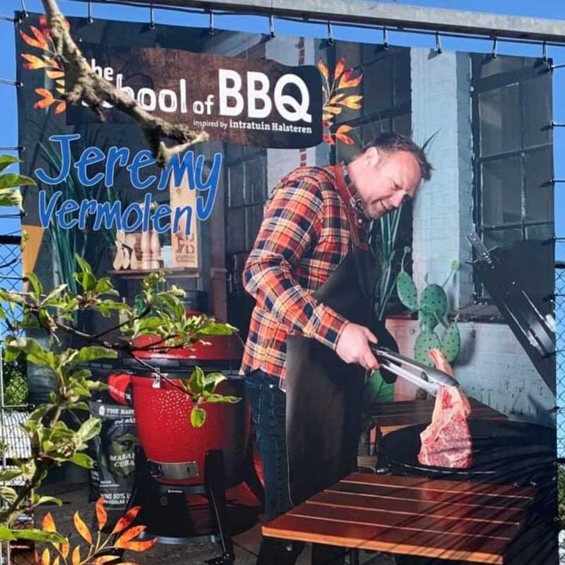 Jeremy Vermolen grillt bei dem kulinarischen Laufhaus in der faktorei21 in Duisburg